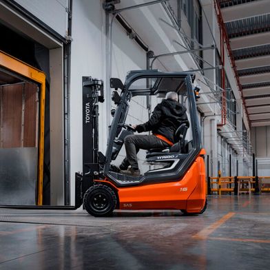 Ein Toyota-Traigo48-Lithium-Ionen-Stapler belädt einen Lkw. Die Maschine hat jetzt den German Design Award 2026 eingeheimst. (Bild: Toyota Material Handling)