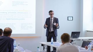 Dr. Juergen Reiner von Oliver Wyman führte mit einem Impulsvortrag in die Diskussion ein. (Untch/ Vogel Business Media)