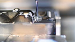 Flache Bereiche für das Gesenk werden mit dem Eckradiusfräser Mapal Optimill-3D-CR geschlichtet, um schnell gute Oberflächen zu erzeugen. (Bild: UFT)