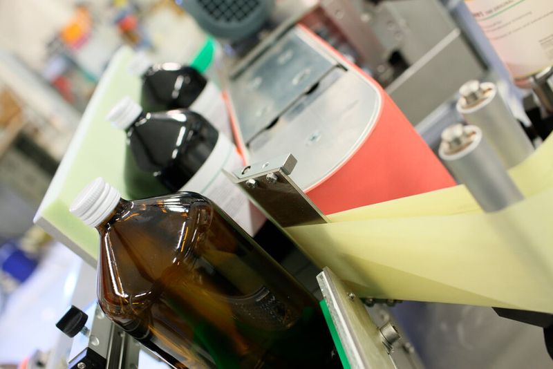 Das Etikettieren von zylindrischen Primärverpackungen ist zum Beispiel mit einer Geset Rundum- und Seitenetikettieranlage möglich.  (Bild: Bluhm)