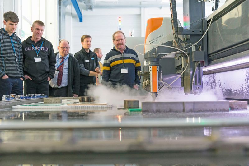 Im neuen Wasserstrahl-Schneidzentrum in Schweinfurt lernten die Gäste aus der Industrie Lösungen in punkto Ökologie, Energieeffizienz, Mikrowasserstrahl- und Hochleistungswasserstrahl-Fertigung im Einsatz kennen. (STM)