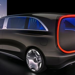 Das Heck prägen eine große und gewölbte Glasscheibe sowie ein diese rahmendes XL-Rücklicht.(Bild:  Mercedes-Benz)