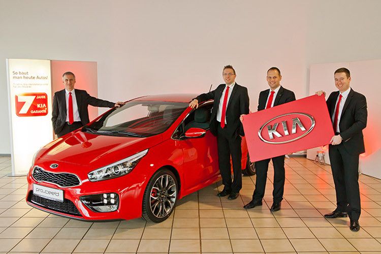 Um die Kia-Kunden kümmern sich (v. li.): Geschäftsführer Roland Simon, die Verkaufsberater Thorsten Kalinowsky und Danny Müller sowie Verkaufsleiter Matthias Möller. (Foto: Enders Automobile)
