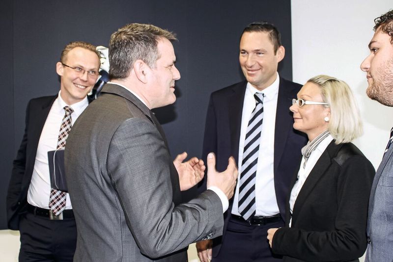 Sieber-Geschäftsführer Tim Wagner (links) begrüßte zur Eröffnung unter anderem AVAG-Chef Roman Still (Mitte) und Peugeot-Deutschland-Chef Steffen Raschig (2. v. li.). (Bild: Katja Mayer-Hohmuth)