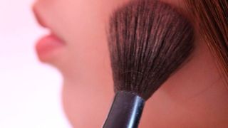 Um die Hautverträglichkeit, z.B. von Kosmetika, zu testen, haben drei Unternehmen einen neuen tierversuchfreien Test entwickelt (Symbolbild). (gemeinfrei, Pixabay/angeljana_)