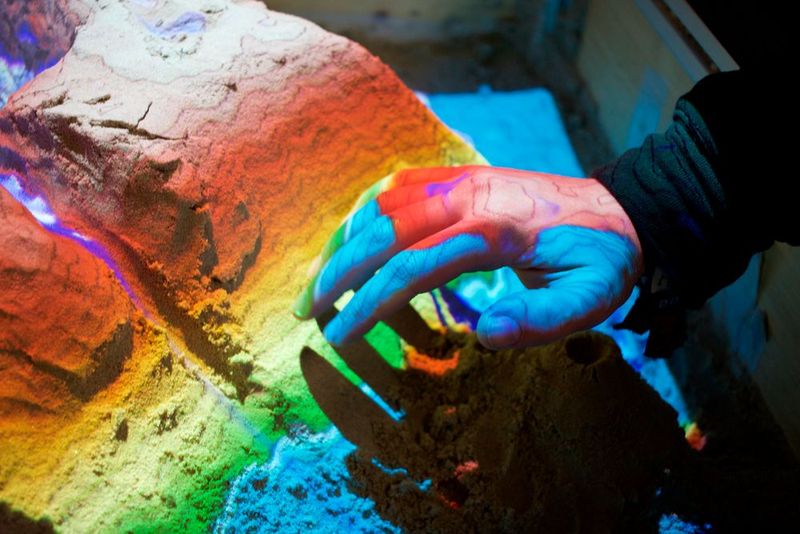 Sobald die Hand erkannt wurde, hat sich virtuell Wasser in die 