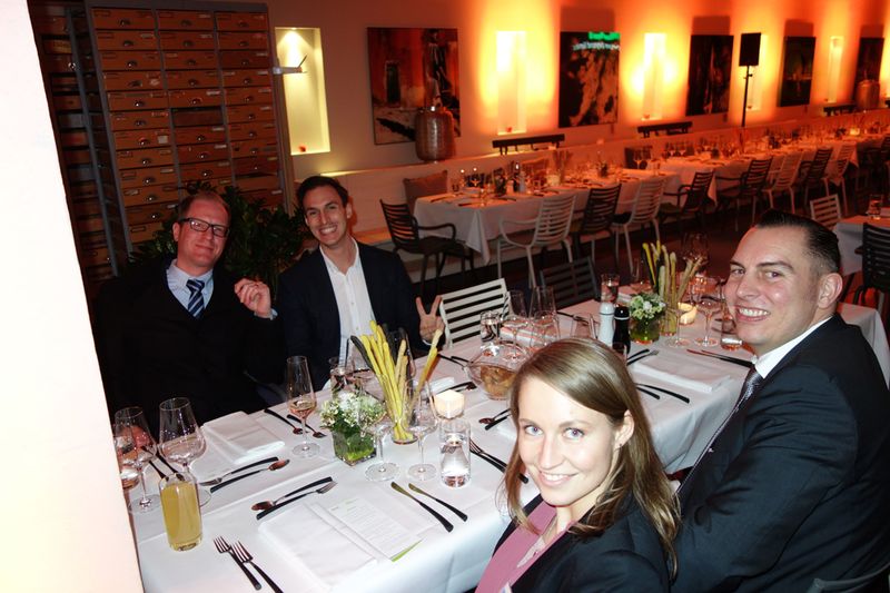 Das Ingram Micro Team (v. l.) Nicole Biolik, Dennis Müller, Maximilian Dopfer und Florian Donath genießen das tolle Ambiente. (Bild: IT-BUSINESS)