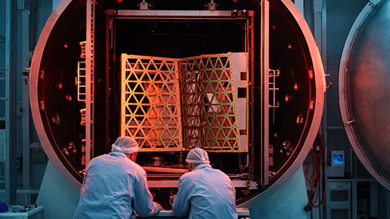 Zwei Wissenschaftler vor einer Vakuumkammer für Testzwecke: Da technische Instrumente für die Raumfahrt empfindlicher werden, werden die Testanlagen zum kritischen System. (Bild:  Busch Group)