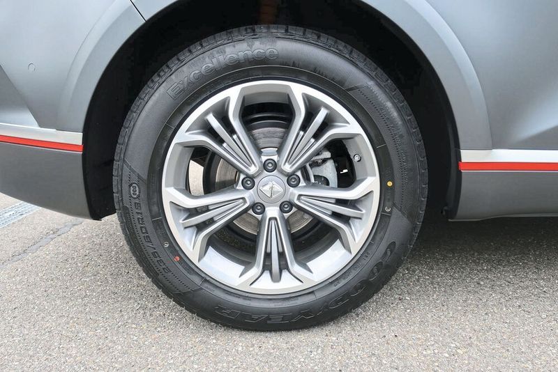Das SUV kommt auf 18-Zoll-Leichtmetallfelgen im TS-Design. (Wehner / »kfz-betrieb«)
