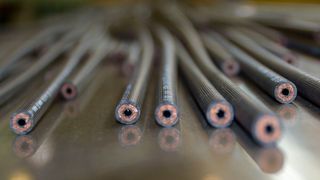 Contitech stellt Bremsschläuche, die nicht nur aufgrund ihres Innenlebens von hoher Qualität sind, wie Sikora anmerkt. Contitech setzt zur zerstörungsfreien Qualitätskontrolle der flexibel-stabilen "Antibeschleunigungs-Hilfen" jetzt auf Röntgenmesssysteme von Sikora. (Sikora)