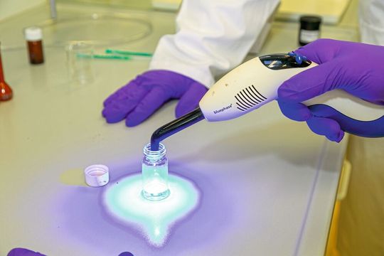 Forscher der TU Graz haben eine neuartige, wesentlich günstigere Herstellung für germaniumbasierte Photoinitiatoren entwickelt. Damit öffnen sich abseits von der Dentalbranche weitere Anwendungsfelder. Forscher der TU Graz haben eine neuartige, wesentlich günstigere Herstellung für germaniumbasierte Photoinitiatoren entwickelt. Damit öffnen sich abseits von der Dentalbranche weitere Anwendungsfelder.