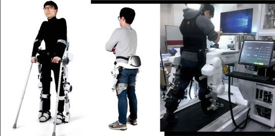 Links, neben dem im Aufmacherbild zu sehenden stationären Exoskelett von Hexar Humancare ist ein tragbares Exoskelett des koreanischen Unternehmens zu sehen, das mit den ITA-Experten diese Art von Reha-Möglichkeiten optimieren will.(Bild:  Hexar Humancare)