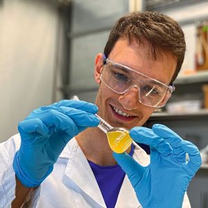 Empa-Wissenschaftler Alexander German forscht an Komponenten für Kohlendioxid-negativen Beton.(Bild:  Empa)