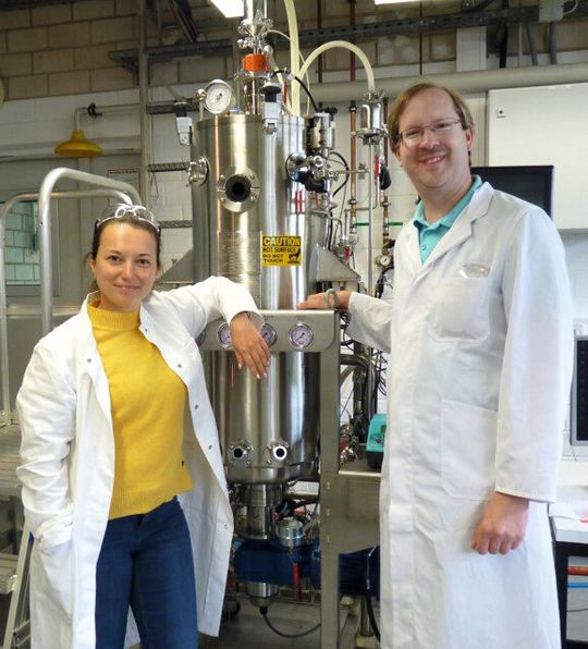 Dr. Marina Dziuba und Dr. Frank Mickoleit an einem 100 L - Fermenter zur Kultivierung magnetotaktischer Bakterien.(Bild:  Uni Bayreuth)