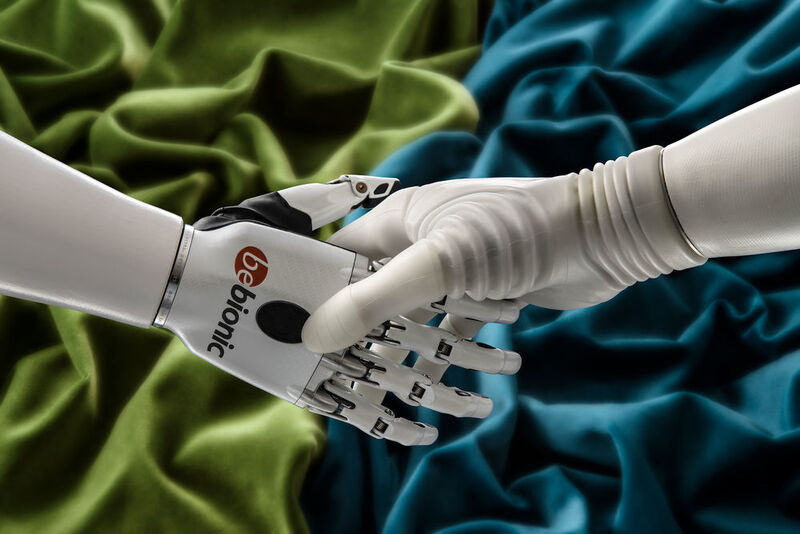 Der Vorteil der Be-Bionic-Hand liegt in der Vielfalt der Griffmuster, zum Beispiel in der Alleinstellung des Zeigefingers. Prothesenträgern wird dadurch die Bedienung von Smartphones und Tablet PCs erleichtert. (Ottobock)