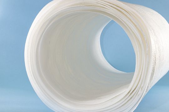Extrudierte Polybuthylensuccinat (PBS)-Schaumfolie eignet sich für neue Verarbeitungskonzepte.(Bild:  Fraunhofer ICT)