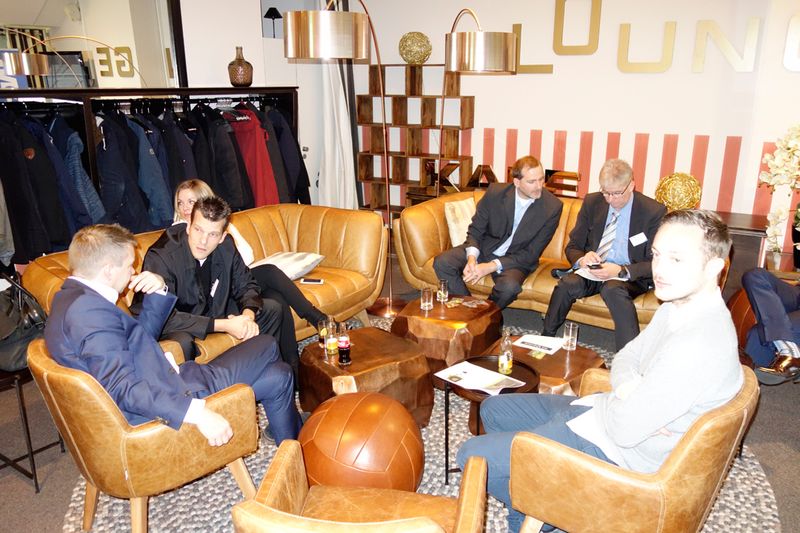 Vor seinem eigenen Vortrag, gehen die Speaker nochmal in sich. (Bild: IT-BUSINESS)