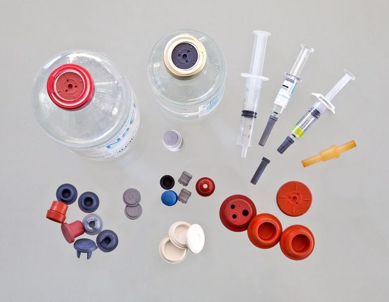 So sehen typische Bauteile aus, die auf Wickert-Reinraumpressen gefertigt werden können für Branchen wie Pharma, Medizintechnik, Biotechnologie etc. Wickert registriert eine erhöhte Nachfrage nach solchen Produkten – und damit auch nach seinen Pressen. (Bild: Wickert)