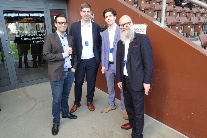 Die witzige Bildunterschrift fällt hier leider aus, da Jascha Amirmontaghemis Name (HCD Consulting) zu lang ist. Florian Fabbro, Leander Cölln und Christian Herud, (v. l., Nuvias). (Bild: IT-BUSINESS)