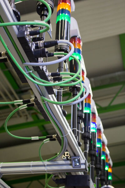 Die Signalsäulen Modlight70 sind für alle Mitarbeiter gut erkennbar im Logistikzentrum von Murrelektronik angebracht. (Murrelektronik/Markus Napieralla)