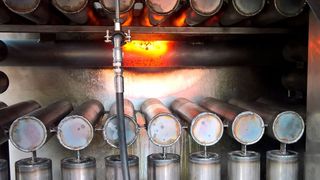 Blick in den Prüfstand: Neben Bus-Löschanlagen prüfen die Experten von DMT auch das Brennverhalten von Werkstoffen der Fahrzeugausstattung sowie Antriebsbatterien auf ihren Feuerwiderstand. (TÜV NORD)