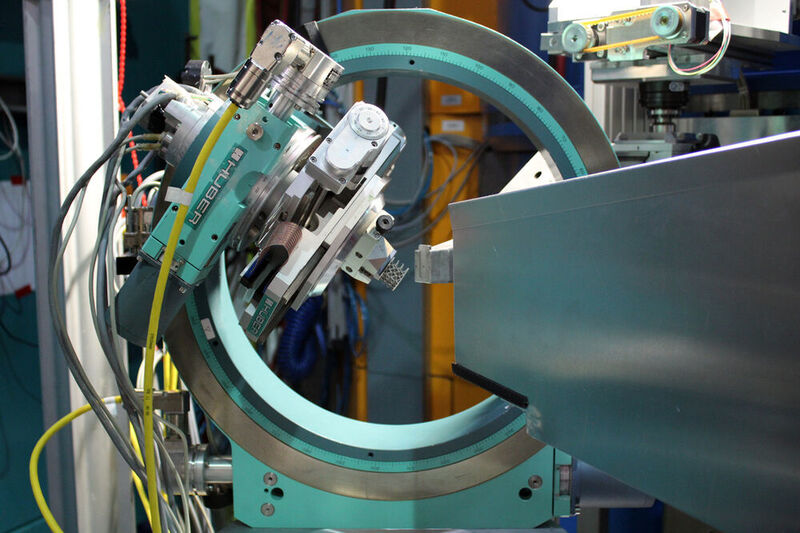 Die Messungen fanden an der Forschungs-Neutronenquelle der TU München statt. Hier ist die  innere Gitterstruktur einer Turbinenschaufel in Messposition am Eigenspannungs-Diffraktometer Stress-Spec zu sehen. (Tobias Fritsch / BAM)