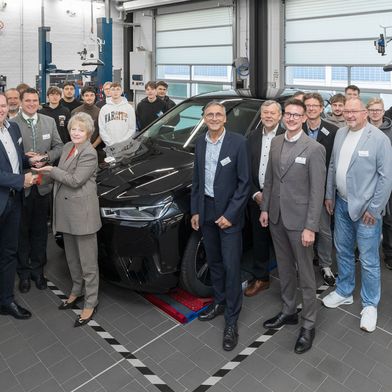 Schlüsselübergabe: die Berufsschule Nabburg freut sich über einen neuen BMW iX  (Bild: BMW Group)