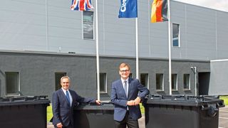 Steve Poppitt (l.), Managing Director bei Craemer UK Ltd., und Frank Bross, Finance and Operations Director, vor dem ersten eigenen 1100-l-Müllgroßbehälter „MGBneo“. (Craemer)