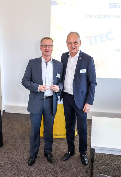Wolfgang Eckerlin (l., iTEC Services GmbH) wird der „Top Competence Award” von Hartmut Birke (SEP) überreicht. (SEP AG)