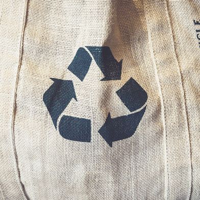 Auch im Textilbereich gilt: Je länger Produkte genutzt werden, desto geringer sind Ressourcenverbrauch und Abfallaufkommen. (Bild: VTT Studio / iStock / Getty Images Plus)