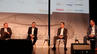 Diskutierten am Mittwoch über E-Commerce (v. li.): Alain Uyttenhoven, Geschäftsführer Toyota Deutschland, Martin Sander, Leiter Vertrieb Europa bei Audi, Alexander Pollich, Vorsitzender der Geschäftsführung Porsche Deutschland, und Peter Caracciolo, Head of Customer Experience MHP. Digital zugeschaltet war außerdem Reinhard Schmidt, Geschäftsführer von Heycar Deutschland. (Bild: Seyerlein/»kfz-betrieb«)