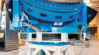 Die Antennenplatte wird mit verschiedensten Leitungen und Medien versorgt, beispielsweise für die Luft- und Wasserzuführung, Glasfaserleitungen, Kabel für die Motoren sowie Hochspannungs- und Signalleitungen. (Bild: Andrea Höglinger-Mager)