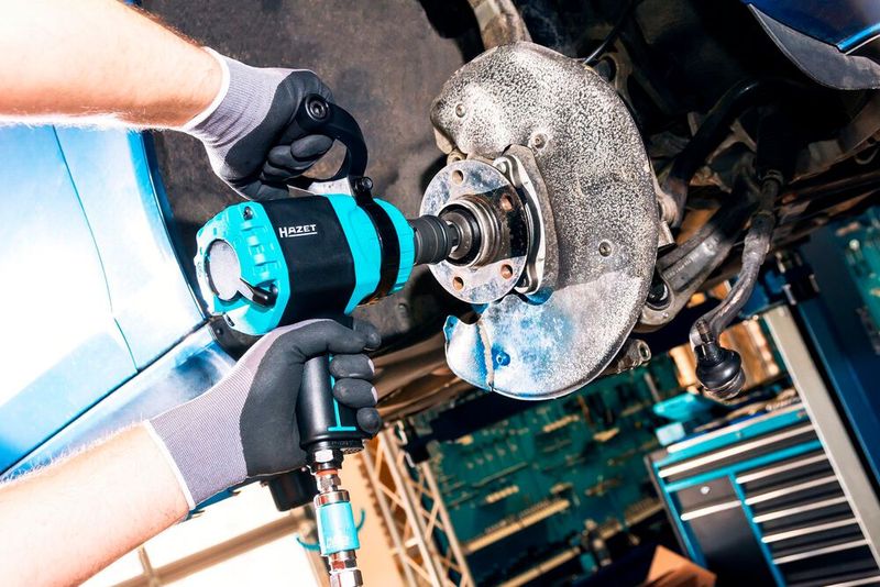 Mit dem zusätzlichen Haltegriff hat der Monteur die 4100 Newtonmeter Löseleistung des 9012 TT  stets fest im Griff. (Bild: Hazet)