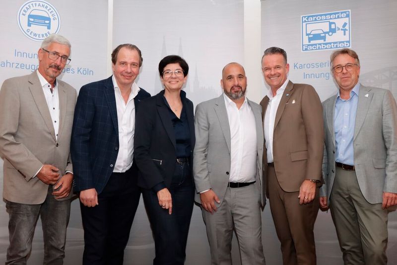 Innungen tagen gemeinsam (v.l.) Auditor Werner Steber und Obermeister Stefan Bäckmann (Kfz-Innung), Geschäftsführerin Claudia Weiler und ihr neuer Stellvertreter Peter Stappen, Obermeister Oliver Flemming und sein Stellvertreter Arndt Hürter (Karosseriebauer-Innung Köln).(Bild:  Karosseriebauer-Innung Köln)
