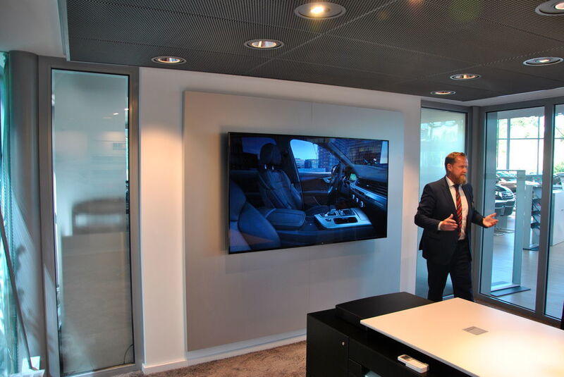Verkaufsleiter Bernd Gilges erläuterte der Jury die Fahrzeugkonfiguration per iPad in der Costumer Private Lounge. (Uhl / »kfz-betrieb«)