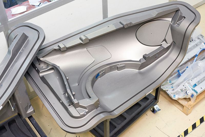 Die Aussparung für den Porsche-typischen Scheinwerfer zeigt, dass hier ein Kotflügel entstehen wird. (Bild: DMG Mori)