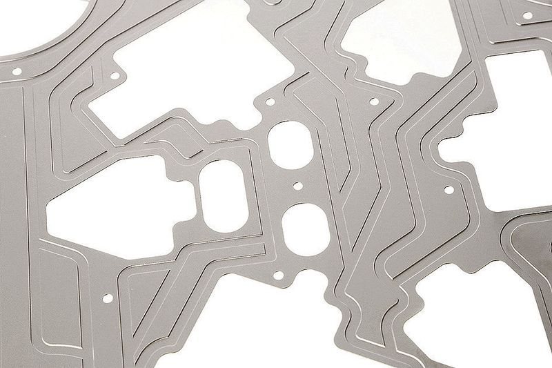 Die Ätztechnik ist die kosteneffiziente Alternative für die Herstellung von Titanplatten in strömungstechnischen Applikationen. (Precision Micro/Daniel Buxton Photography)