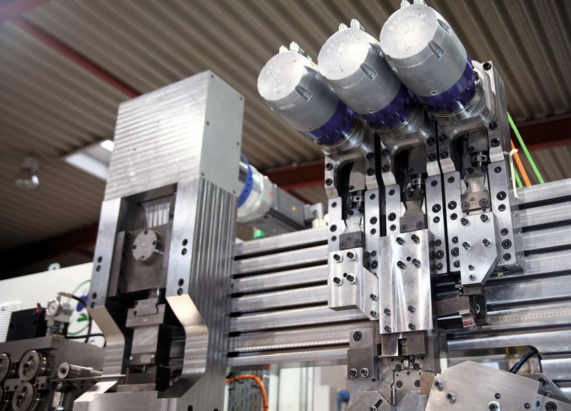 Bild 3: Breites Antriebsspektrum: Für die X2000NC von Schmale sind derzeit servoelektrisch angetriebene Achsen von 15 bis 2000 kN lieferbar. (Bild: Schmale Maschinenbau)