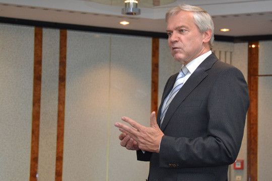 Clemens Klinke, Vorsitzender der Geschäftsführung Dekra Automobil GmbH: „Wir haben uns dazu entschlossen – gemeinsam mit dem Carsharing-Unternehmen Flinkster – allen Beschäftigten der Hauptverwaltung in Stuttgart seit Januar 2012 `Corporate-Carsharing´ anzubieten. Den Mitarbeitern stehen zwei Elektrofahrzeuge für betriebliche Fahrten zur Verfügung.“ (Foto: Michel)