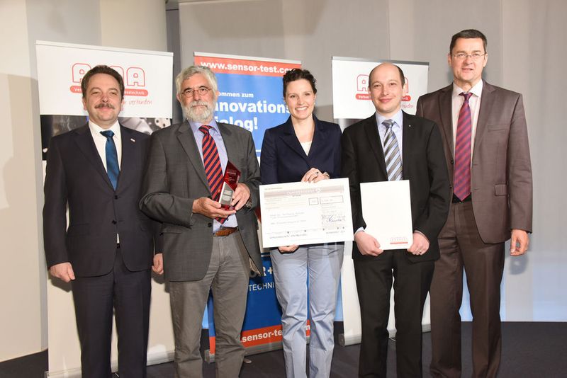 Peter Krause (AMA), Prof. Dr. Wolfgang Schade, Dr. Martin Angelmahr (Fraunhofer-HHI) Anna Lena Baumann (Photonik Inkubator/Fraunhofer-HHI) und Prof. Dr. Andreas Schütze (Jury/Uni des Saarlandes); v.l.n.r. (AMA / Gillert)