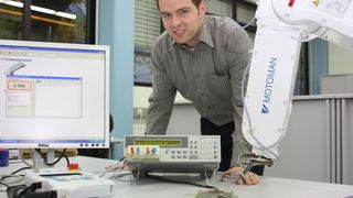 Axel Kütemann präsentiert seinen Roboter.  (Bild: Harting)