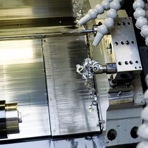 Bei der konventionellen KSS-Überflutung setzen sich Späne am Revolver ab. Das erschwert das Ansetzen des Werkzeugs am Werkstück. ...