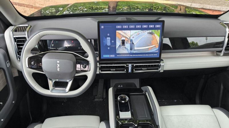Ein weiteres leuchtendes „i“ findet sich mittig unter dem großen Touchscreen. (Bild: sp-x)