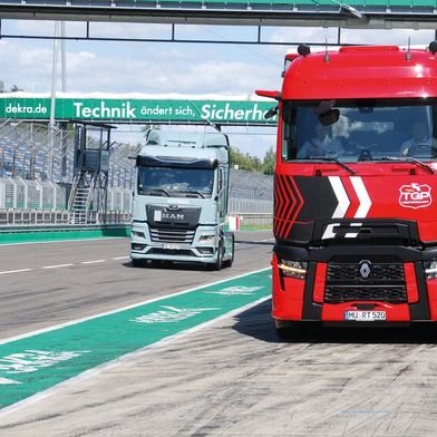 Die Teinehmer des DEKRA Nutzfahrzeug Zukunftstag hatten die Gelegenheit, die Leistungsfähigkeit der elektrischen Lkw selbst zu erfahren. (Bild: Wenz)