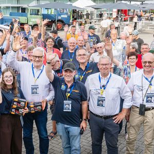 In diesem Jahr zählte die „Deutschlandfahrt“ 89 Teilnehmer. „Historische Nutzfahrzeuge sind weit mehr als technische Zeitzeugen: Sie erzählen Geschichten von Menschen, von Unternehmergeist, von harter Arbeit und von der Entwicklung des europäischen Transportwesens über Generationen hinweg“, erklärte Oliver Trost, Geschäftsführer ETM Verlag Stuttgart.(Bild:  Daimler Truck AG)