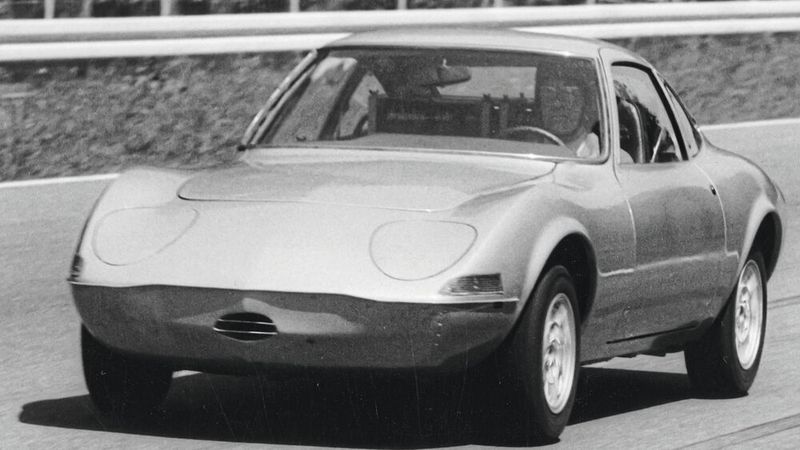 Opel-Elektro-GT auf Rekordfahrt auf dem Hockenheimring (1971) (Bild: Opel)
