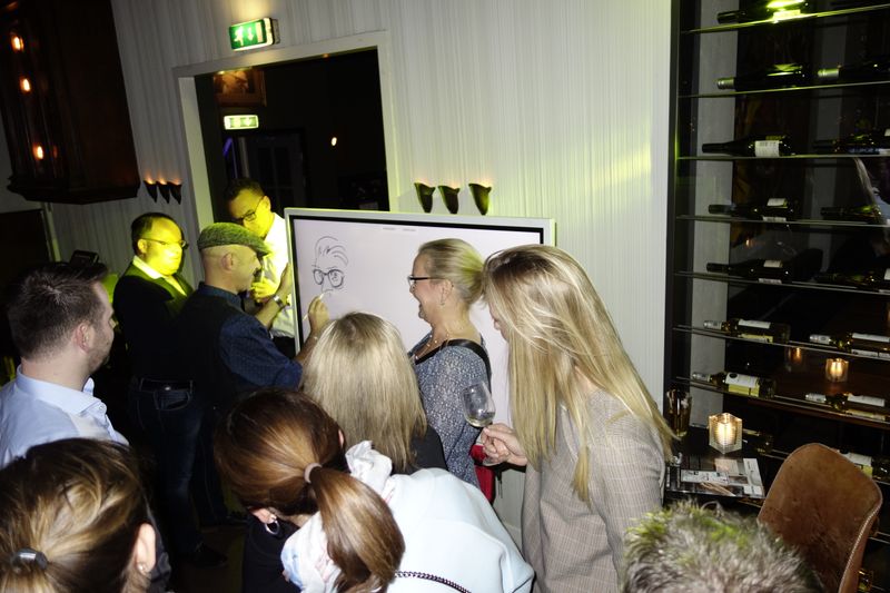 Wer von den Mädels lässt sich da karikieren? (Bild: IT-BUSINESS)