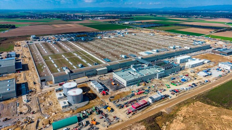 The BMW plant in Irlbach-Straßkirchen is considered a showcase project for "Bavarian Speed": short distances, close cooperation with regional partners and a digital toolbox that accelerates planning and implementation.(Image: BMW Group)