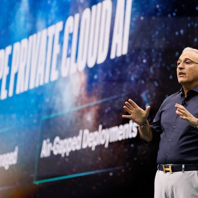 Antonio Neri, CEO bei HPE, kündigt auf der Discover 2025 in Barcelona die gemeinsam mit Nvidia entwickelte HPE Private Cloud AI in einer rein lokalen Variante für souveräne Umgebungen an.  (Bild: HPE)