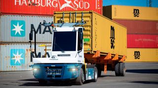 Autonomous Terminal Tractor (ATT) des TÜV-Süd-Kunden Fernride: Die Terminalfahrzeuge des Münchner Unternehmens wurden jetzt einem umfassenden Prüfprozess unterzogen. (Bild: TÜV Süd)